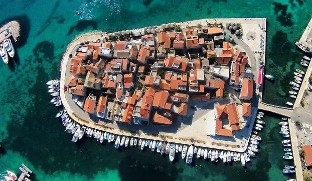 Appartamento In Tribunj With Balcony, Air Conditioning, Wifi, Washing Machine 5040-1 *