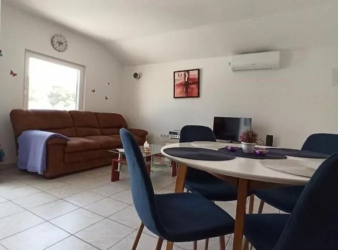 In Tribunj With Balcony, Air Conditioning, Wifi, Washing Machine 5040-1 Appartamento Tribalj